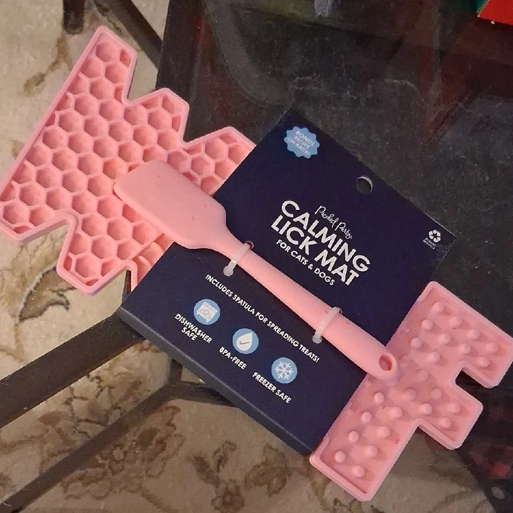 WOOF CALMING LICK MAT AND SPOON